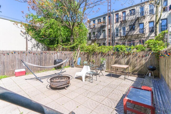 Building Photo - 208 Starr St