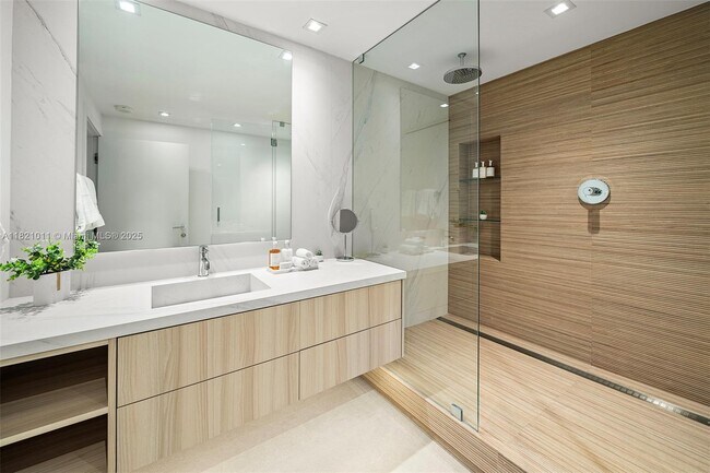 Building Photo - 2301 Collins Ave
