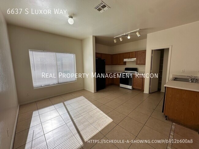 Building Photo - 6637 S Luxor Way