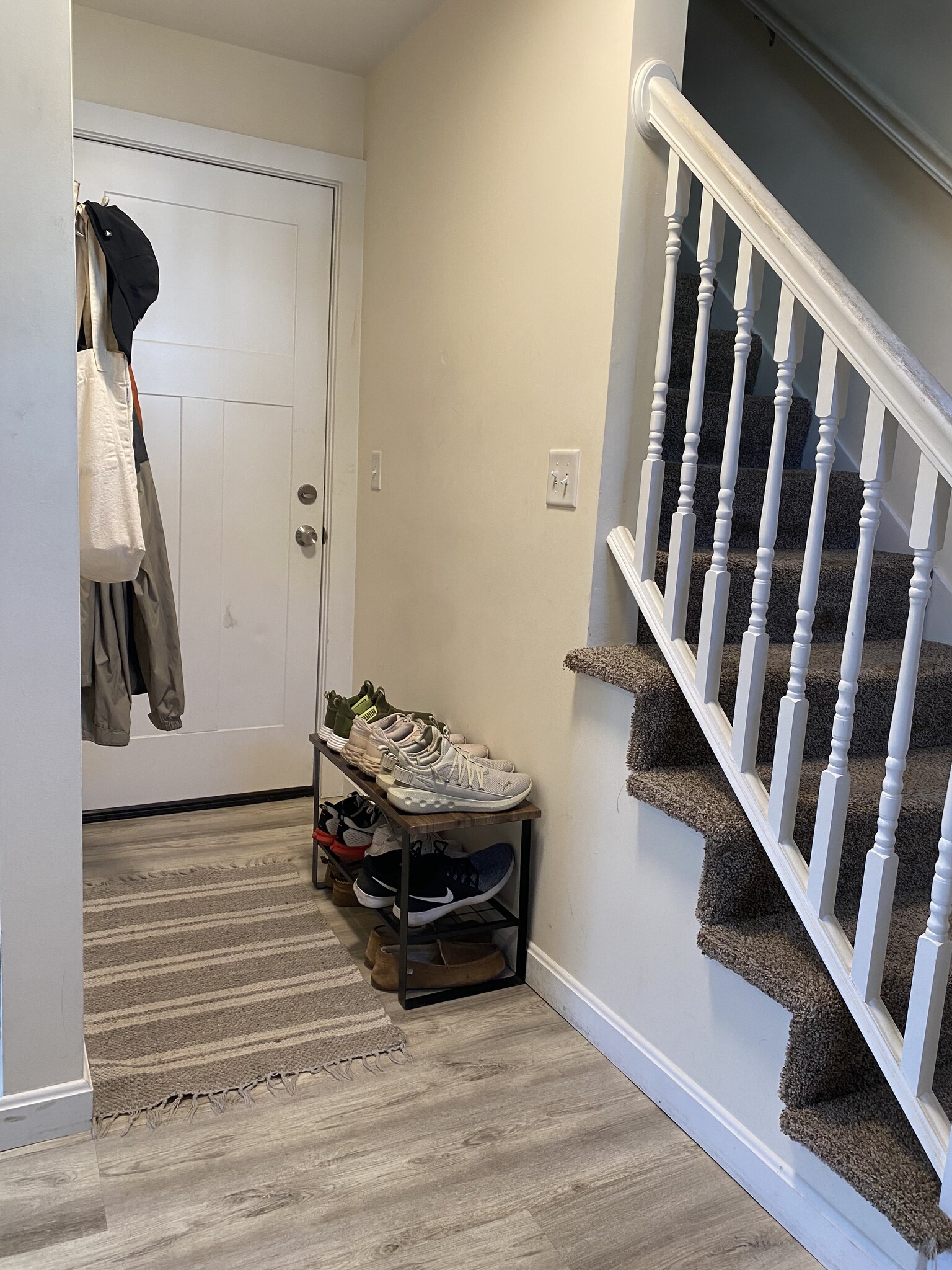 Front entrance way / stairs to basement - 19D Sigourney St