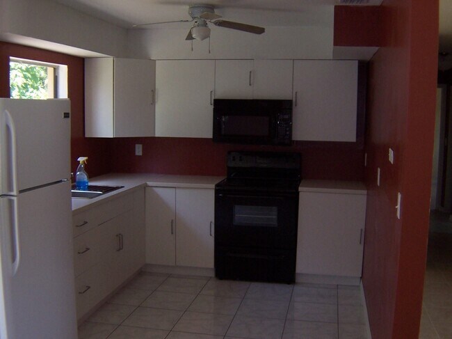 Building Photo - Three-Bedroom Home Near the Chain of Lakes