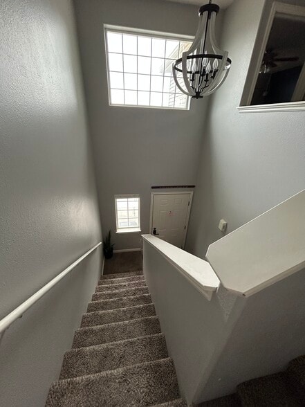 Grand entry - 1998 Dakota Ln