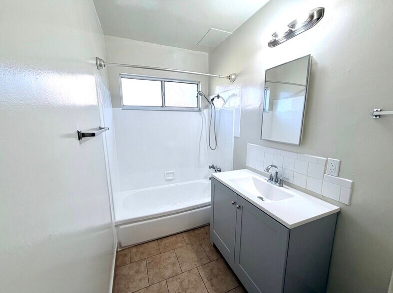 Full bath - 15247 Acre St