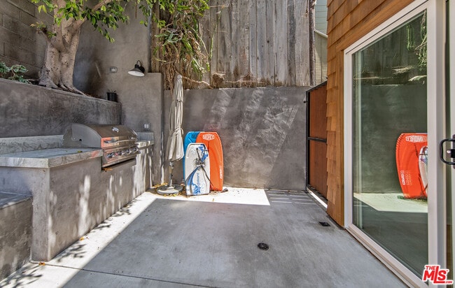 Building Photo - 6623 Esplanade