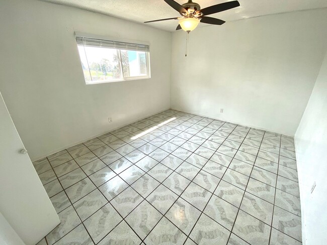 Building Photo - **Large 4 Bedroom, 2 Bathroom in East LA**