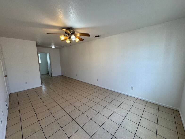 Building Photo - 2804 Leroy Cir