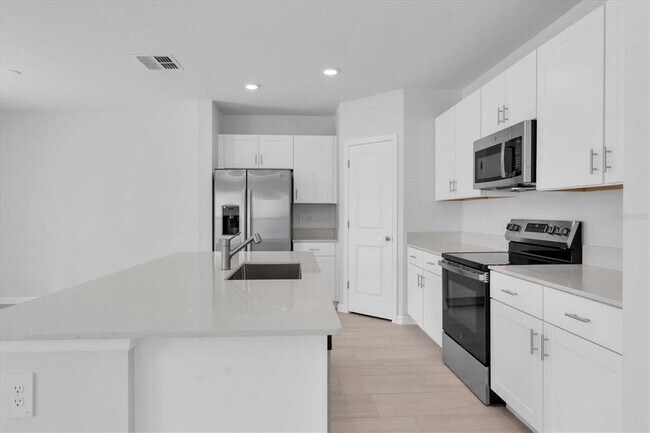 Building Photo - 17594 Pleasantview Blvd