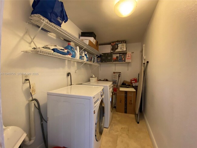 Building Photo - 9375 Fontainebleau Blvd