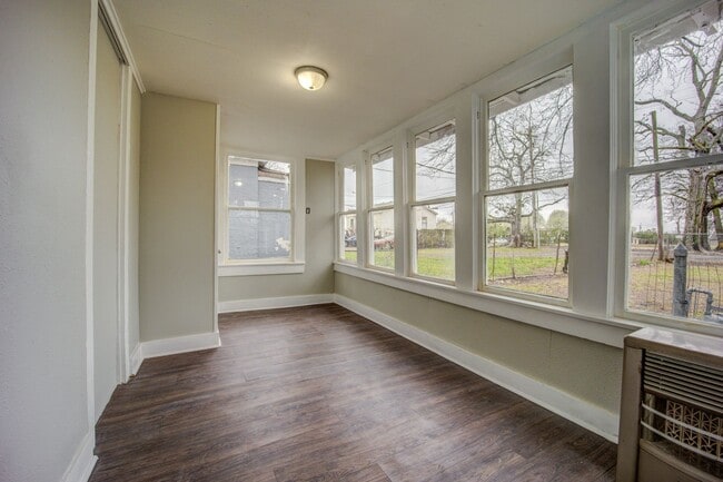Building Photo - Freshly Updated 4 Bedroom Home