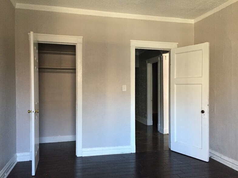 Building Photo - 5131 S Ingleside Ave