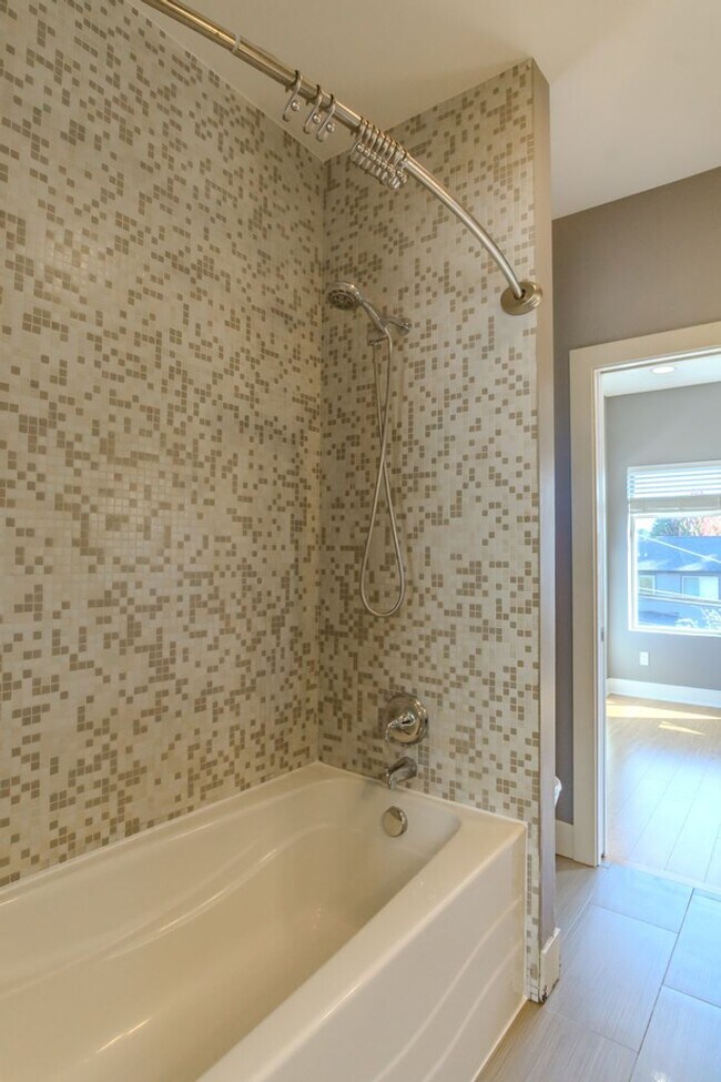 Building Photo - 3Bd/2.5Ba Seattle Townhouse