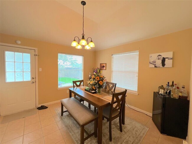Building Photo - 24027 Floragate Dr
