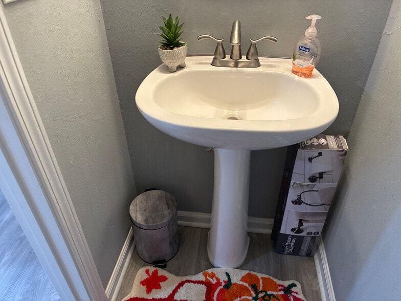 Building Photo - Room in House on Browns Mill Trail