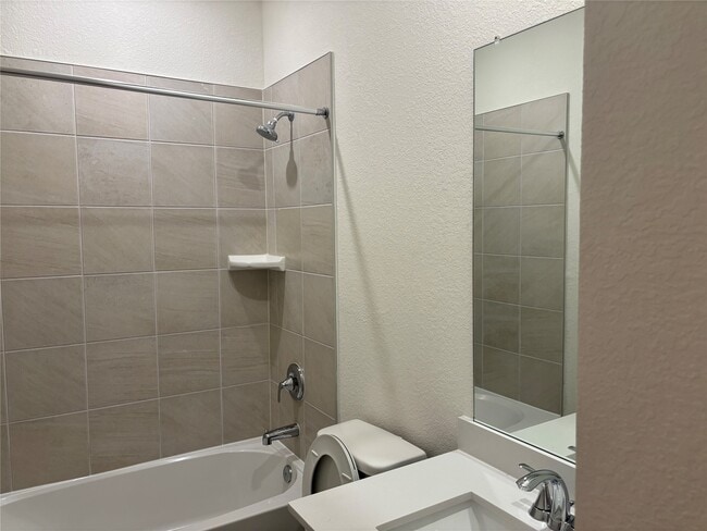 Building Photo - 4872 Sun Fls Dr