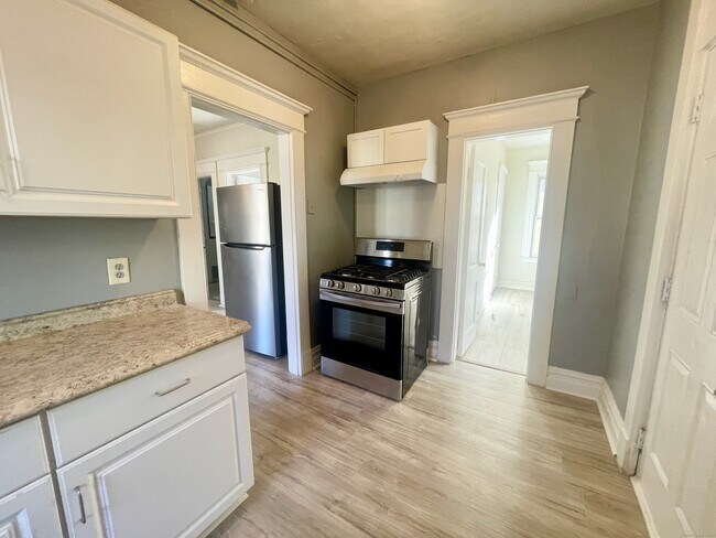 Building Photo - 275 Cooke St