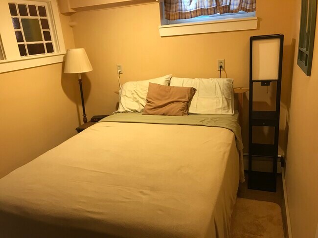 Bedroom with double bed - 2 Emmons Pl