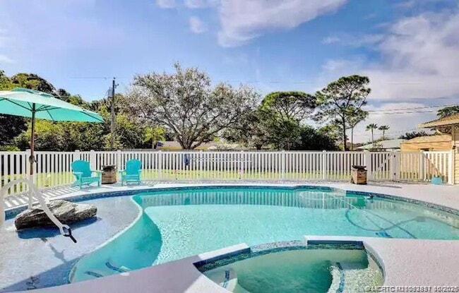 Building Photo - 2550 SE Calais St