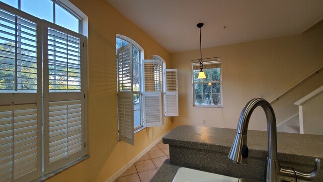 Building Photo - 3013 Pointeview Dr