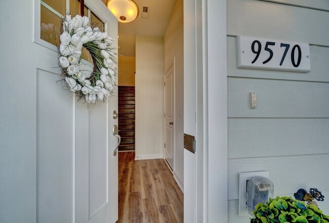 Building Photo - 3-Bedroom Townhome w/Attached Garage! Avai...