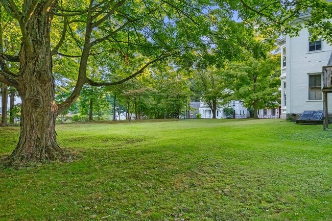 Building Photo - 161 Broadway