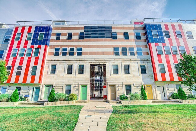 Building Photo - NY Style Townhome 3br/2ba in Gated Community with Garage Parking