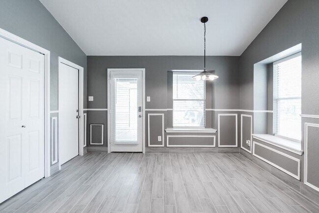 Building Photo - 692 Scheel-