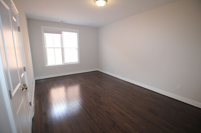 Building Photo - 1704 W Cary St