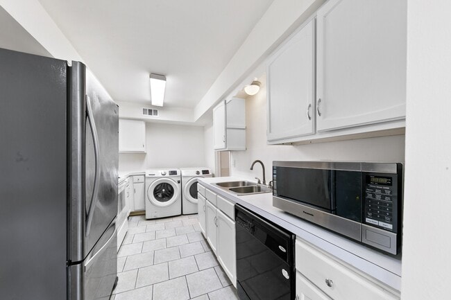 Building Photo - 361 N Post Oak Ln