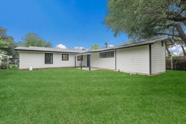 Building Photo - 323 Craigmont Ln
