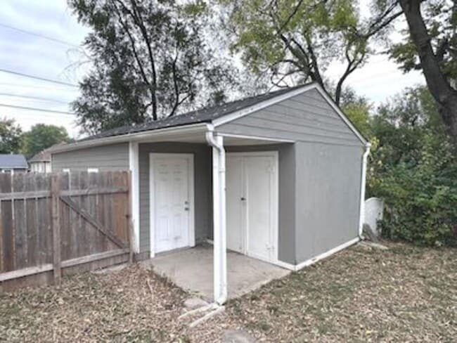 Building Photo - 1049 S Sheffield Ave