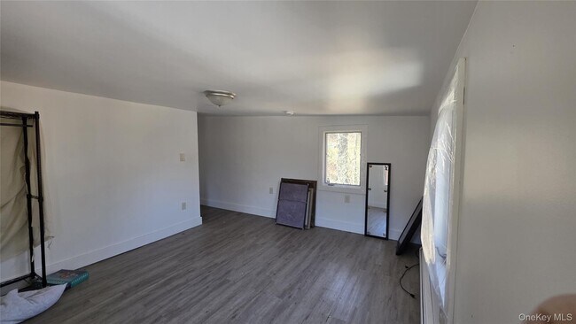 Building Photo - 208 Glenmere Rd