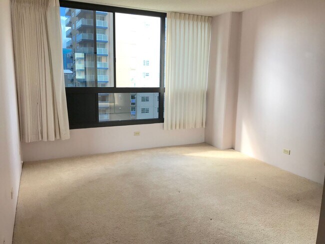Building Photo - Royal Capitol Plaza 1 bedroom unit
