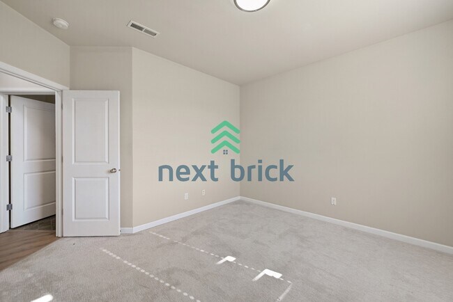 Building Photo - "Spacious 4-Bed Townhouse Retreat: 3.5 Baths & 2400 sq ft of Comfort in Auburn, WA!"