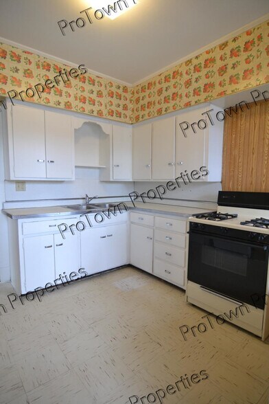 Building Photo - 213 N Hickory St