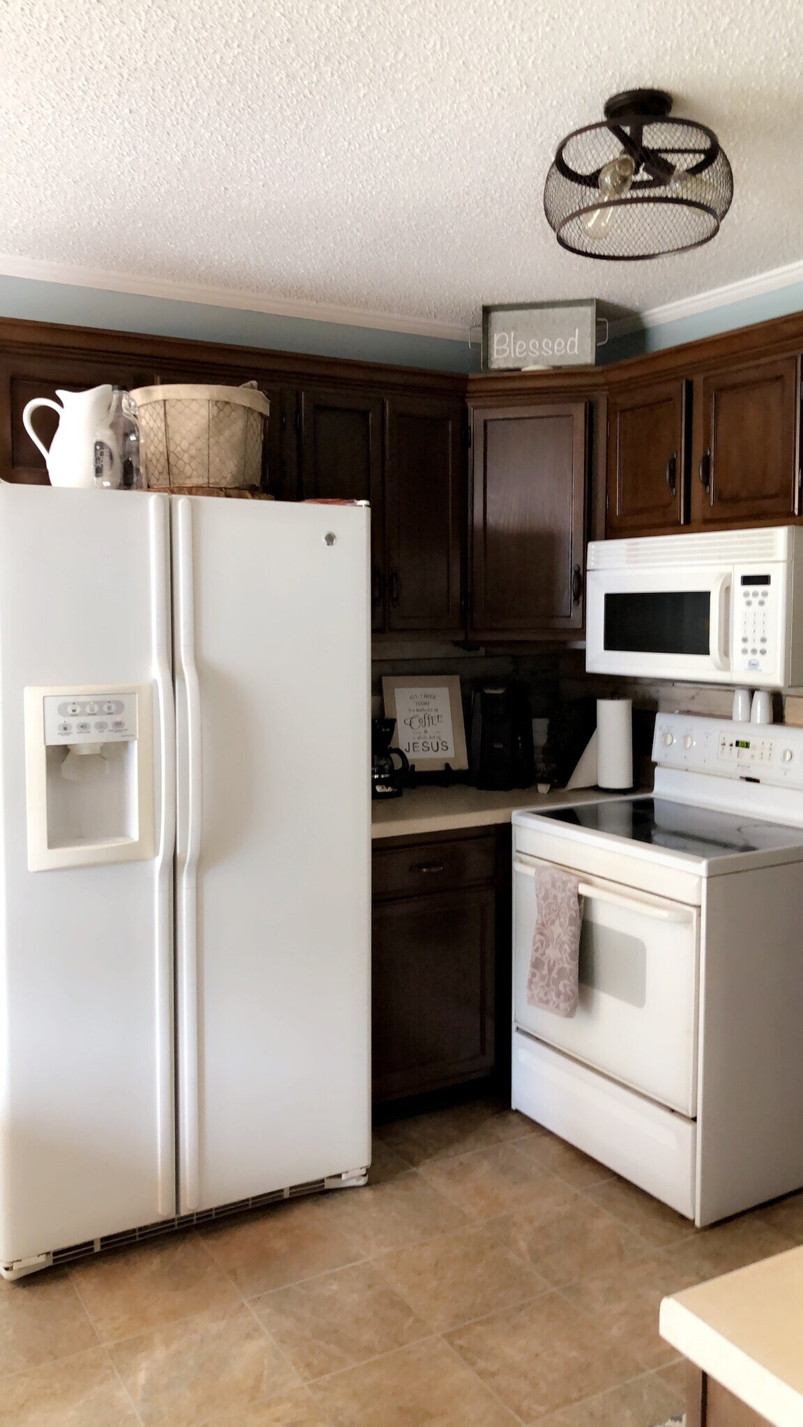 Kitchen stove side - 4422 Meadowland Dr