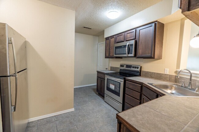 Building Photo - 559 S Ray Ave