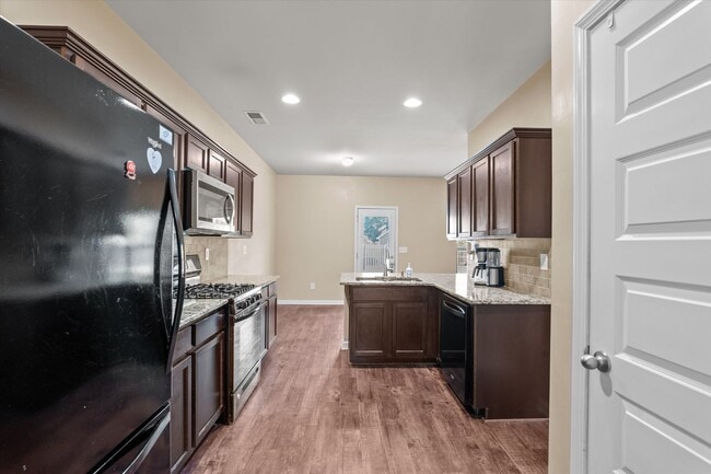 Building Photo - Great 5 Bedroom Home in Evans