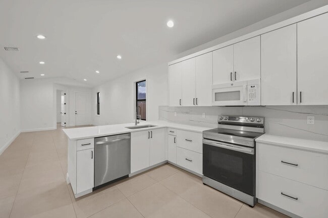 Building Photo - 633 55th St