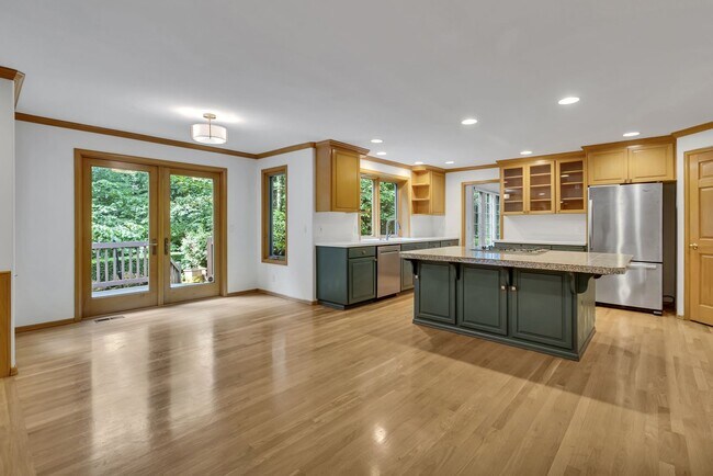 Building Photo - 16323 NE 50th Way