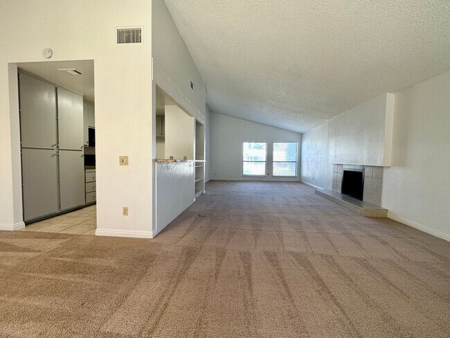 Building Photo - Charming 2 bedroom 2 bathroom home located in south Sacramento!