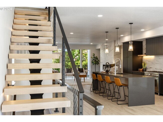 Building Photo - 617 SW Lobelia St