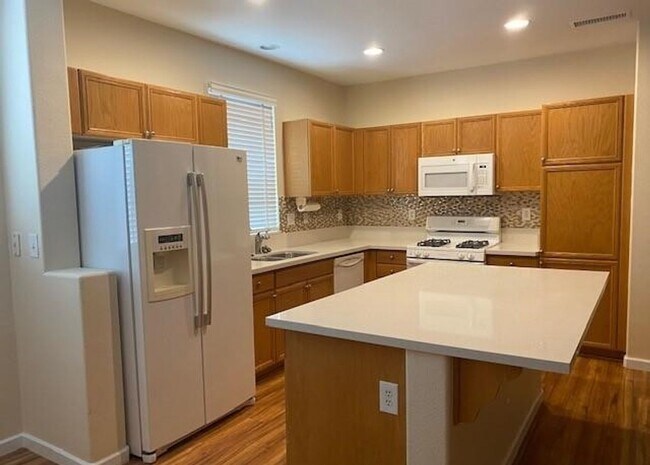 Building Photo - CLEAN ~ TURNKEY ~ SINGLE STORY ~ 4 BEDROOM / 2 BATH