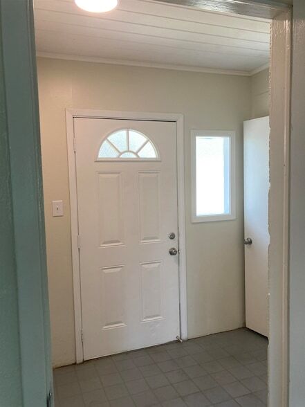 Building Photo - 1635 River Oaks Dr