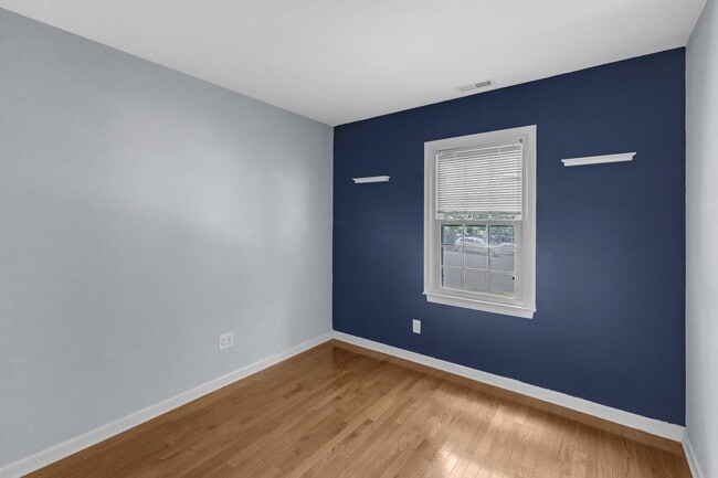 Building Photo - Cute 3/1.5 Close to RTP