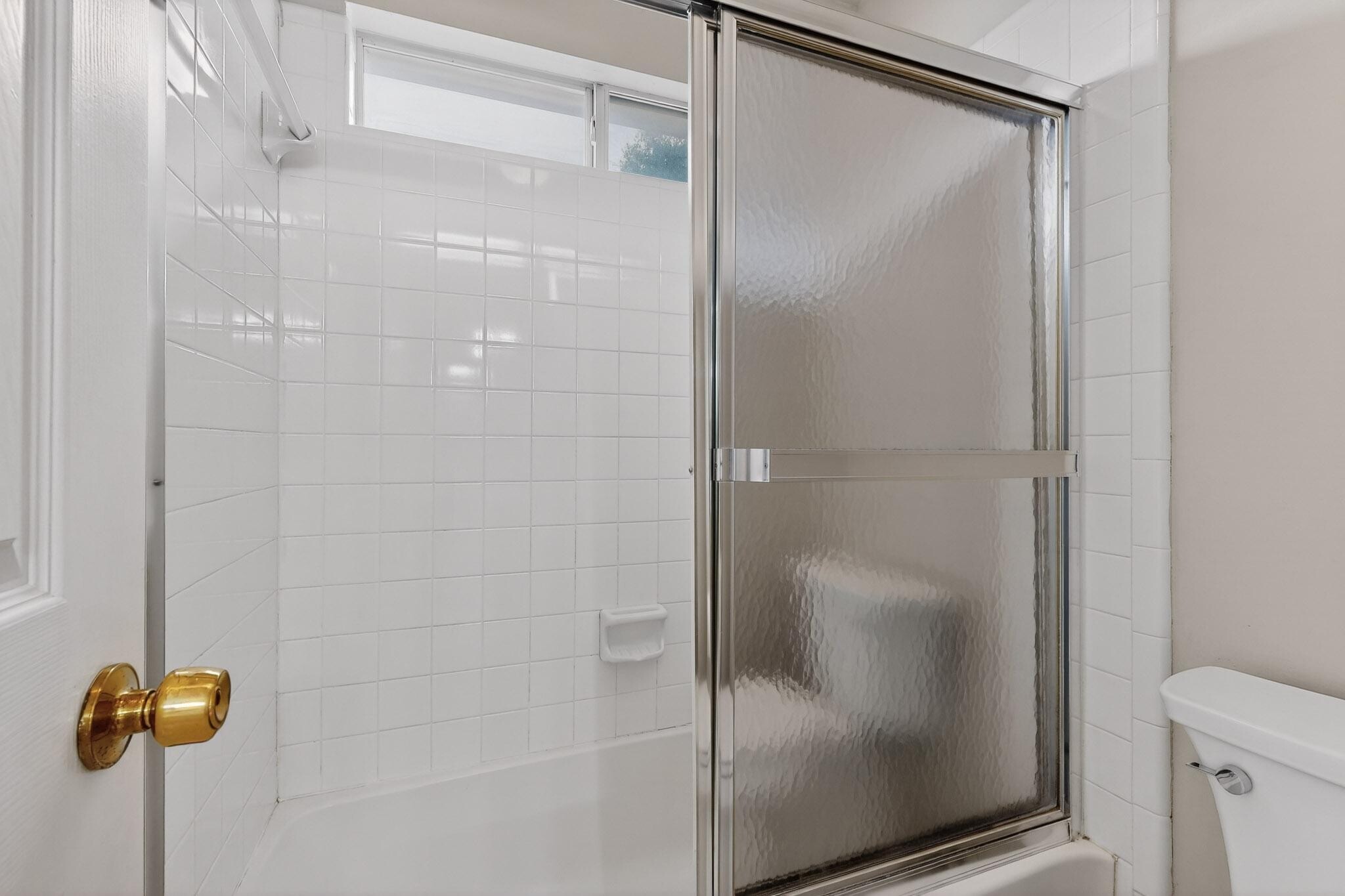 Building Photo - 636 Raintree Cir