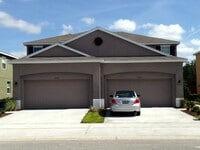 Building Photo - Beautiful 3 bedroom, 2.5 bath townhouse in...