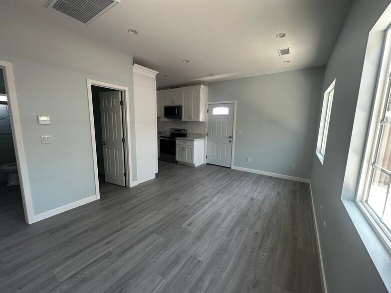 Building Photo - 2134 Park Dr