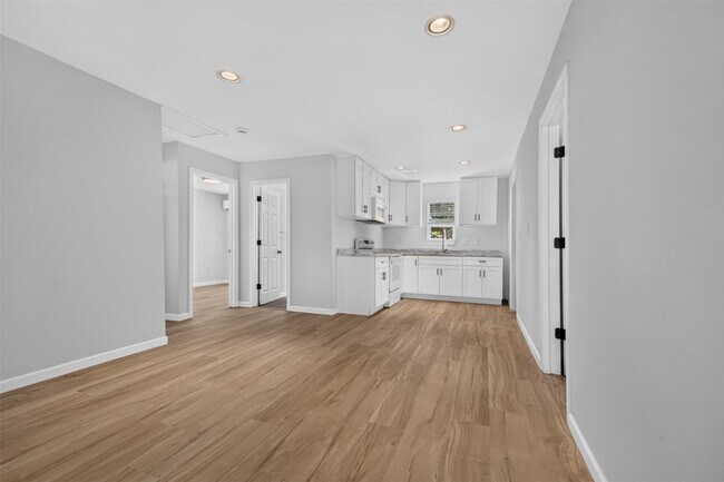 Building Photo - 908 1/2 Jewett St