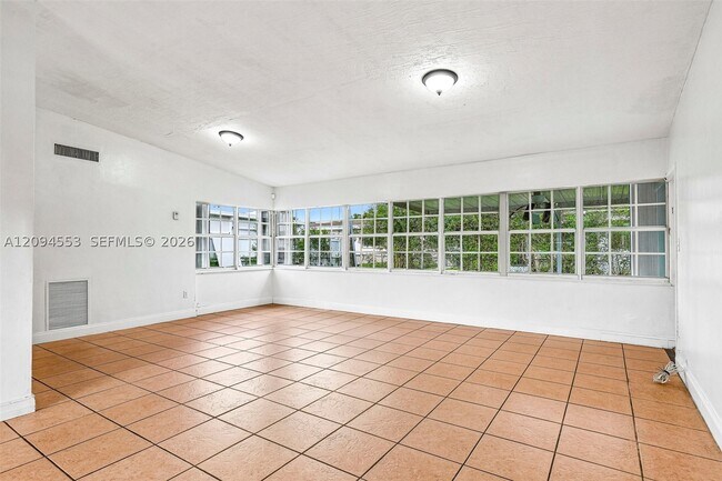 Building Photo - 571 NE 172nd St