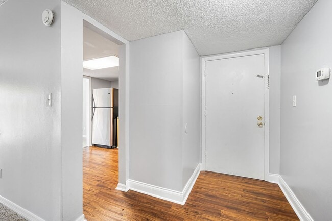 Building Photo - Affordable 3/2 in the Heart of Town And Co...